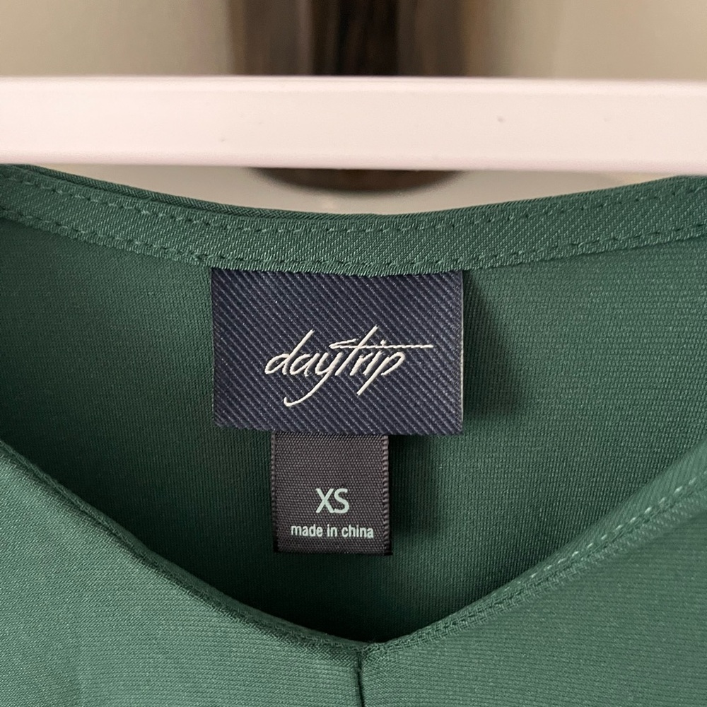 EUC Day Trip Green Long Sleeve Top - Picture 3 of 3